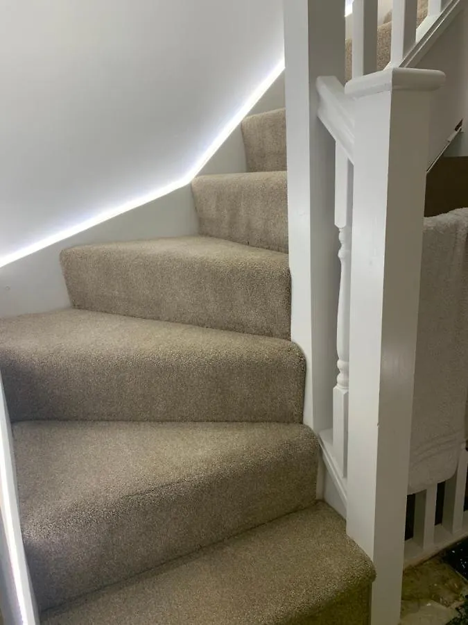 Canal View Suites: Spacious Comfort with Free Parking Southall 0*,  United Kingdom